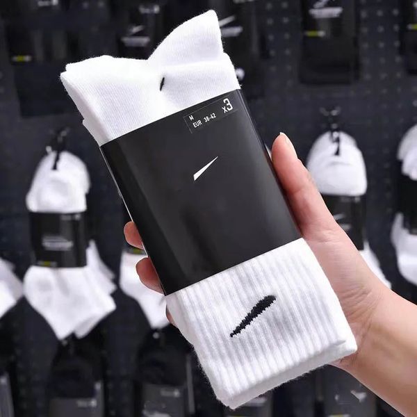 Meias masculinas designer de moda preto branco de alta qualidade algodão all-match clássico tornozelo gancho respirável meia mistura futebol basquete esportes meia