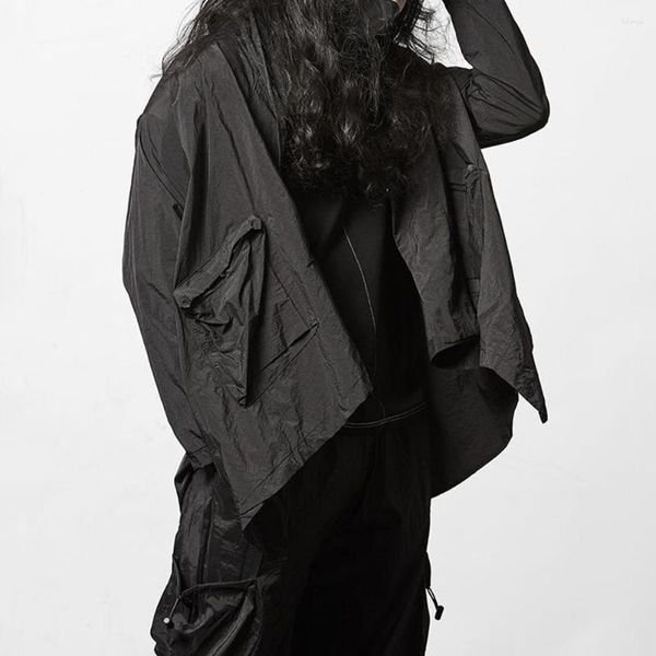 Мужские плащи 2023 Осенняя одежда Темный ветер Японский дизайн Мужская готическая ветровка на молнии Трехмерная нерегулярная куртка