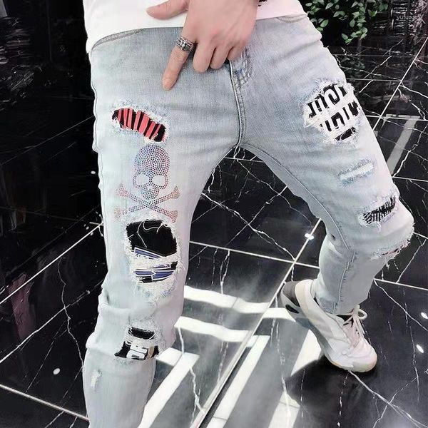 Мужские джинсы 2023 Менс разорванные лоскутные растягиваемые брюки Slim Fit Drilling Skull Street мода мужская джинсовая панк -брюки Vaqueros hombre