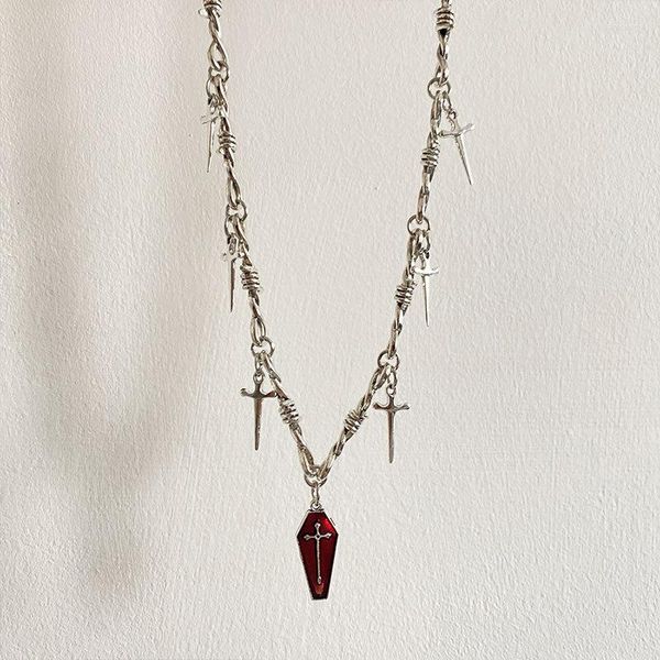 Ketten Gothic Vampire Kreuz Rot Sarg Anhänger Halsketten Für Frauen Vintage Silber Farbe Schwert Dorn Kette Party Schmuck Großhandel