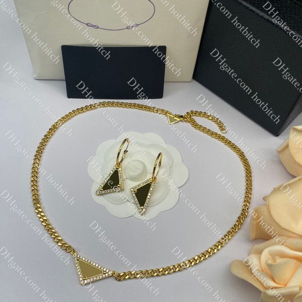Set di gioielli da donna di lusso Collana di design Orecchini classici a triangolo Orecchini in argento dorato Regalo di Natale per signora