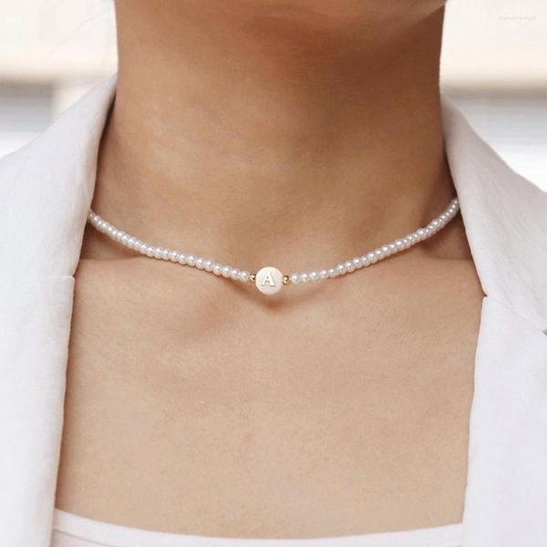 Choker-Perlen-Anfangshalskette für Frauen, Vintage-Perlen-Namens-Buchstaben-Anhänger, verstellbare Halsbänder, Edelstahl-Verschluss in koreanischer Sprache