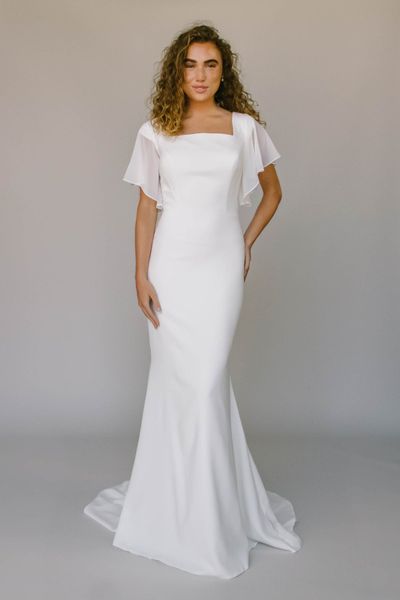 2023 Nuovi abiti da sposa modesti a sirena in crêpe con maniche in chiffon svolazzanti Bottoni sul retro Abiti da sposa semplici ed eleganti modesti Treno a forma di fiore