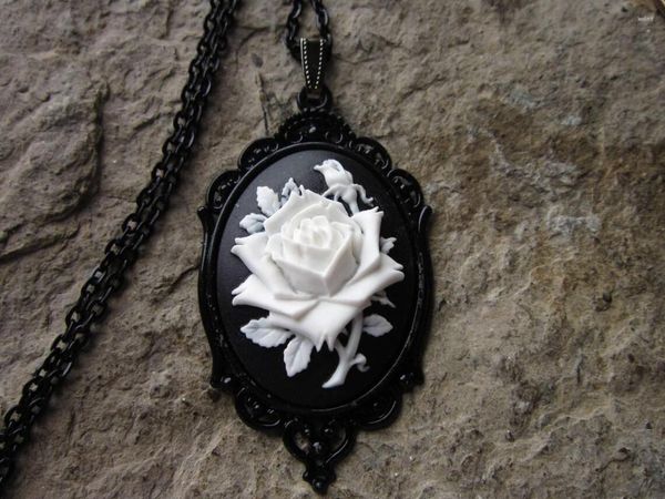 Halsketten mit Anhänger im viktorianischen Stil mit schwarzer Rose auf Weiß oder Cameo-Halskette – Fassung im Vintage-Gothic-Stil mit Verzierungen