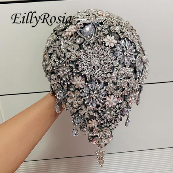 Свадебные цветы EillyRosia на заказ Роскошная брошь Букет Блестящие серебряные кристаллы Капля для невесты Атласные розы по индивидуальному заказу