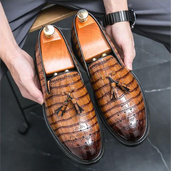 Sapatos casuais masculinos de quatro estações, calçados de couro escovado com chocolate