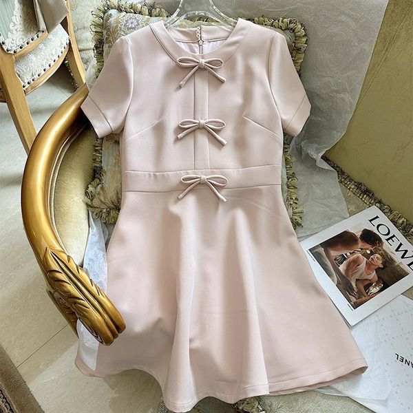 Лето 2023 г., розовое сплошное цветное платье с бантом и лентой, с коротким рукавом, круглым вырезом и длиной до колена, повседневные платья S3S01M229
