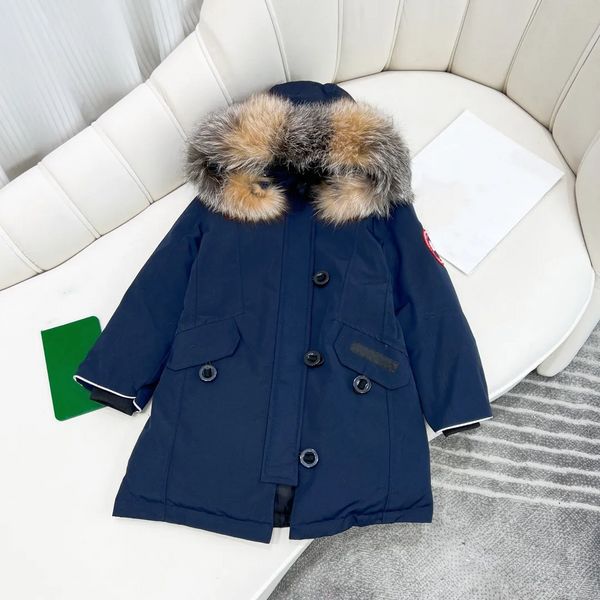 2023 Çocuk Ceket Tasarımcı Kıyafetleri Down Coats Ceket Kid Rozet Kapüşonlu Kalın Sıcak Aşımlı Kız Boy Klasik Parkas Kurt Kürk Yakası Kış Ceket Stili Pembe Mavi