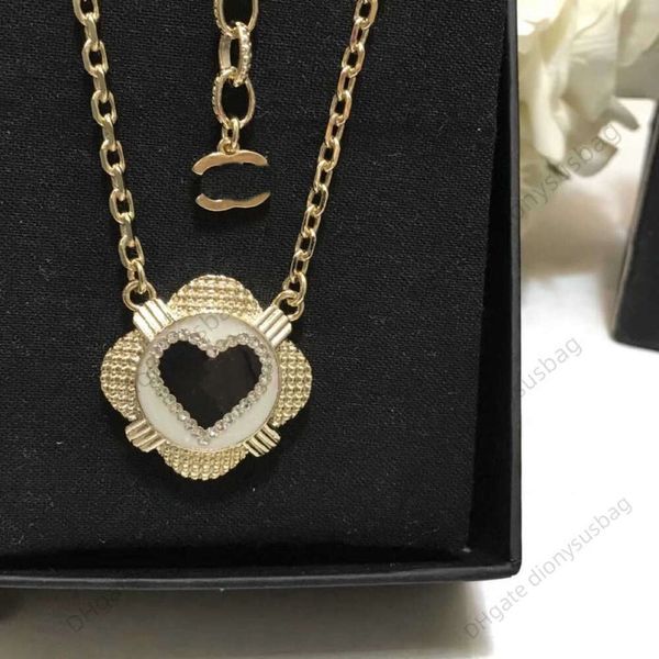 Collana di gioielli di design Piccolo blocco di fragranza Crema di smalto bianco cuore con diamanti Set semplici orecchini di collana neri