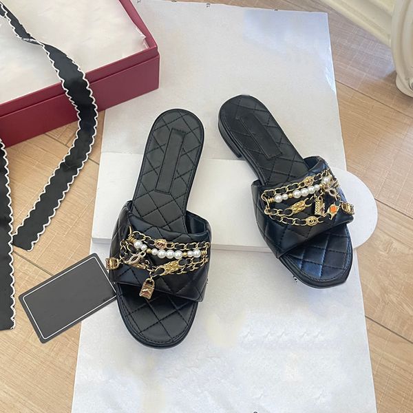 Novas mulheres de couro genuíno chinelos de fundo plano designer de luxo clássico diamante xadrez metal fivela pérola corrente senhoras sandálias acolchoadas pele carneiro anti slides chinelo