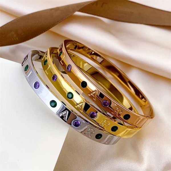 Hochwertige Designer-Armreifen, Unisex-Buchstabenmanschette, luxuriöser Schmuck, 18 Karat vergoldetes Edelstahl-Armband mit geprägtem Stempel und violett-grünem Diamant