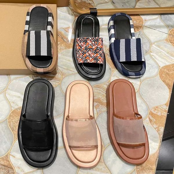 Sandálias Sandálias Mulheres letra de moda Slides de luxo de verão Ladies -flip chinelos de borracha plana engrenagem de sandália de estilista de designer de estilista Berry Berry