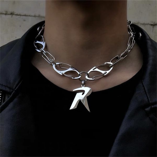 Collane con ciondolo Punk Lettera R Collana per uomo Donna Unisex Hip Pop Fibbia Catena Uomo Insolito Choker Trend Y2K Gioielli 230908