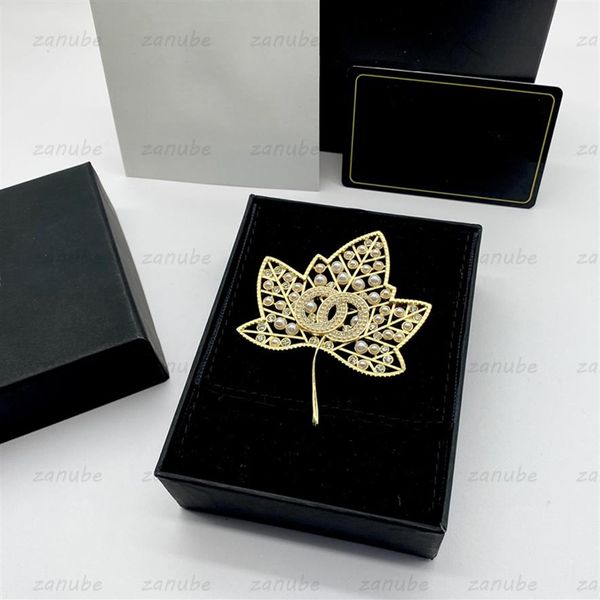 Broche de luxo alfinetes designer jóias moda diamante pino para mulheres 18k ouro inlay pérola broche encantador masculino pulseira de natal 220f