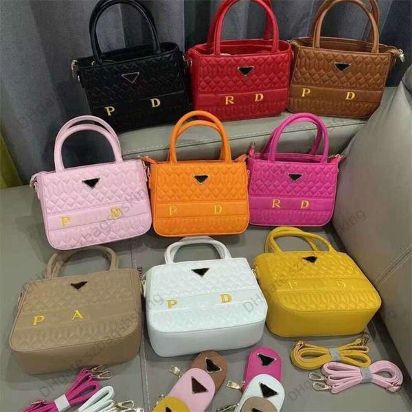 Negozio di borse da donna di moda 90% vendite all'ingrosso in fabbrica borsa tote con etichetta a triangolo invertito in PU portatile con mini borsa borsa a tracolla singola per lo shopping