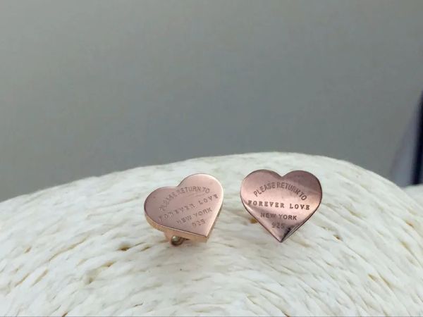 Orecchini a bottone orecchini di lusso orecchini di design orecchini di diamanti orecchini a forma di cuore Orecchini a bottone in acciaio al titanio di alta qualità per donne fidanzamento all'ingrosso