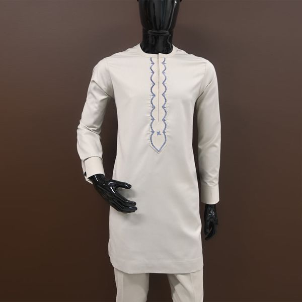 Tute da uomo 2023 Arrivo Stile Etnico 2 Pezzi Uomo Africano Bianco Plus Size Manica Lunga Dashiki Oneck Camicie Camicia e Pantaloni 230909