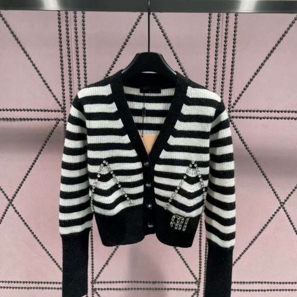 Miu maglione con perline felpa lavorata a maglia felpa ricamata di design cardigan con scollo a V camicia casual con bottoni cappotto caldo invernale abbigliamento donna di lusso