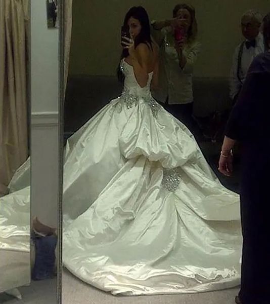 Abito da ballo Abiti da sposa Abiti da sposa bianchi Formali Nuovo Avorio Personalizzato Taglie forti Cerniera con lacci Applique in rilievo Piega Innamorato Senza maniche Raso di cristallo