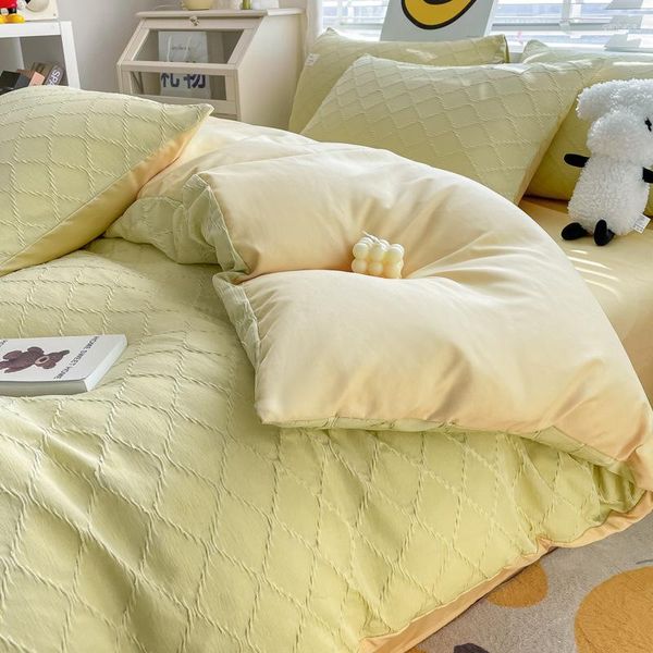 Yatak setleri açık yeşil yorgan kapak seti ile düz sac yastık