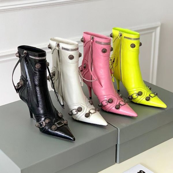 Yeni Cagole Bootie Metalize Gümüş Kadınlar Saçlı Ayak parmakları Stiletto Topuk Ayak Bileği Botları Tasarımcı Metal Spike Kemer Toka Dekorasyon Moda Botları Yan Zip Ayak Bileği Botları