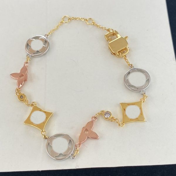 Designer di lusso Elegante bracciale oro e argento Bracciale da donna Lettere femminile Ciondolo a quattro foglie Bracciale Bracciale Speciale Design di alta qualità gioielli di alta qualità