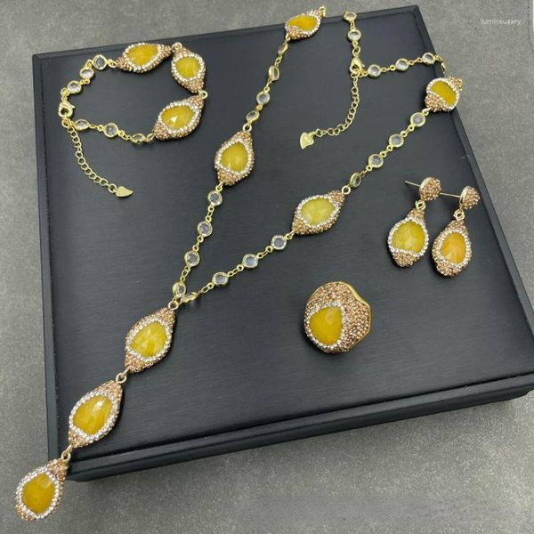 Collana di orecchini con set di giada malese naturale fatta a mano intarsiata con strass, personalità leggera, gioielli per banchetti di nozze femminili di lusso