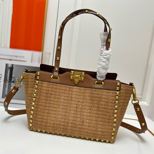 Bolso de compras clásico remachado Rafia natural tejida a mano para crear un bolso de mano de gran capacidad Bolso de marca de diseñador Bolso de viajero de moda de alta calidad Bolso de lujo