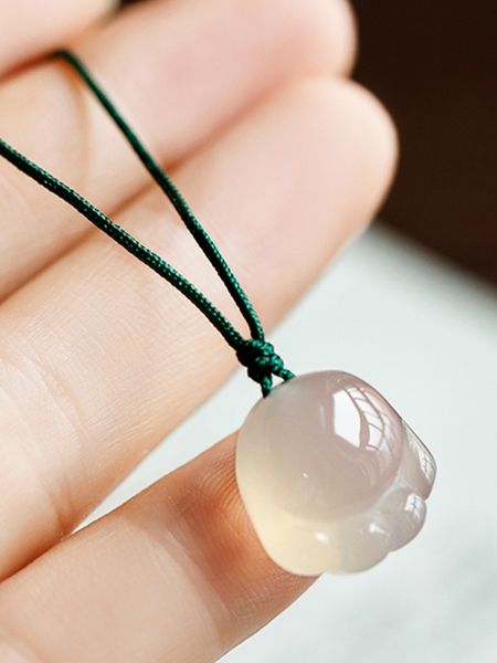 Collana con ciondolo a forma di artiglio di gatto con calcedonio di ghiaccio naturale, catena con clavicola, collana con ciondolo in giada per bambina carina