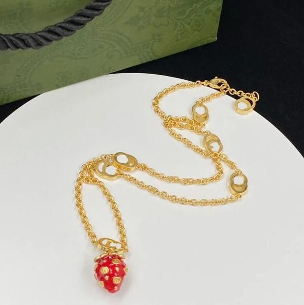 Goldene Designer-Halskette mit roten Erdbeeren, goldenes Armband, luxuriöse Halskette, Designer-Halskette, Erdbeer-Armband, Erdbeer-Designer-Halskette, Schmuck