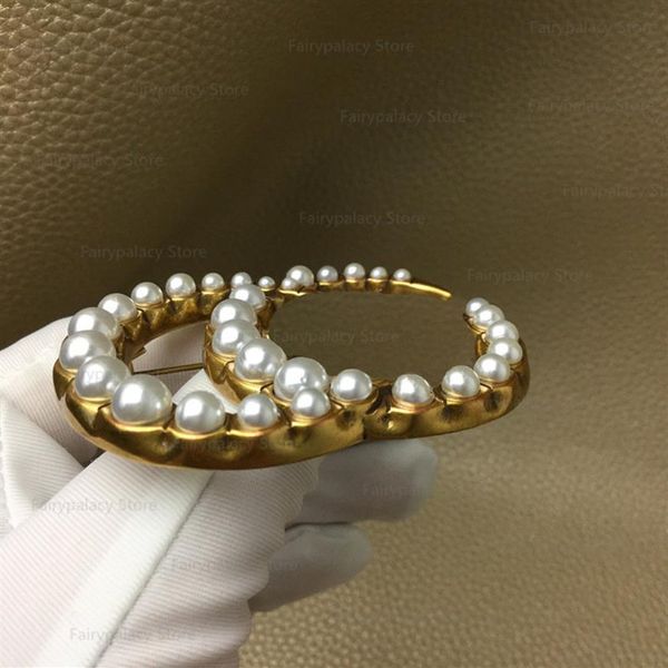 Broche de styliste en perles pour femmes, nouveau produit, breloque avec lettres, bijoux pour dames, cadeau de fête, Chest274z
