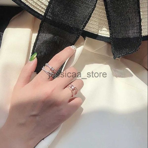 Anelli a fascia Anello di design di lusso Anelli per dito indice Personalità della moda femminile Ins Design di nicchia alla moda Tempo di correre Internet Anello per celebrità Elegante con J230912