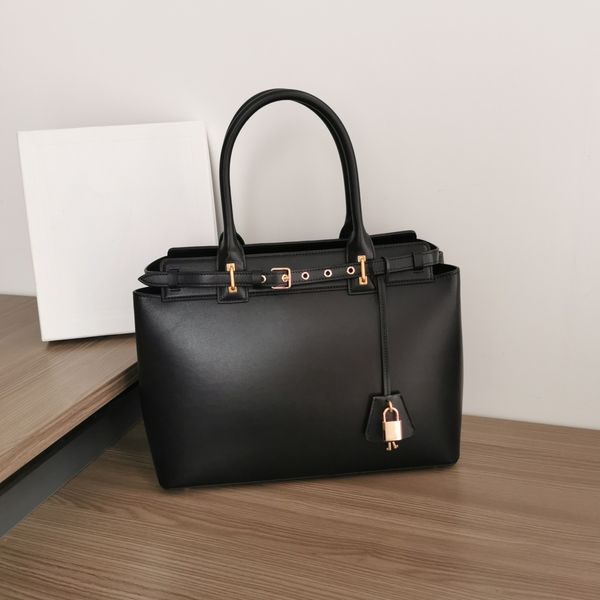 Роскошная дизайнерская сумка в замшевой теляной коже сумки для плеча Черная сумочка с фиксационным кожаным ремнем для затягивания и функциональной кожаной пояс.