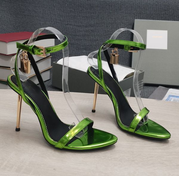 Tasarımcı Pompa Topuklu Kadınlar asma kilit sivri çıplak sandalet ayakkabı donanım kilit metal stiletto topuk elbise düğün gladyatör sandal