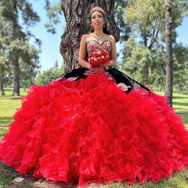 Rotes Ballkleid Quinceanera-Kleider, Blumenapplikationen, Ballkleider, herzförmiger Ausschnitt, kaskadierende Rüschen, Organza, Sweet-15-Korsett-Maskenkleid