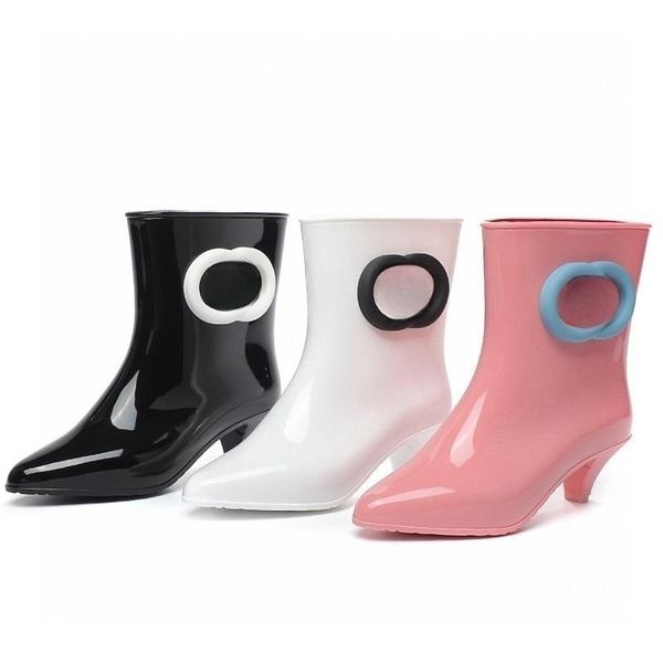 Botas de PVC femininas botas de chuva de luxo carta botas de moda geléia cor botas romanas novas botas clássicas de salto baixo à prova d'água sapatos ao ar livre sapatos de grife de dedo apontado