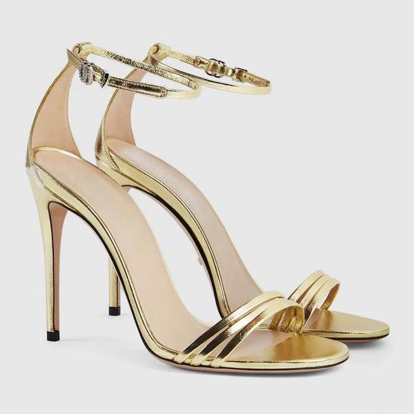 Sandalen mit Knöchelriemen und Stiletto-Absätzen aus Metallic-Leder. Schuhe mit runder Zehenpartie, schmale Bandkombination mit Strassknöpfen und Luxus-Designer-Abendschuhe für Damen mit Absatz