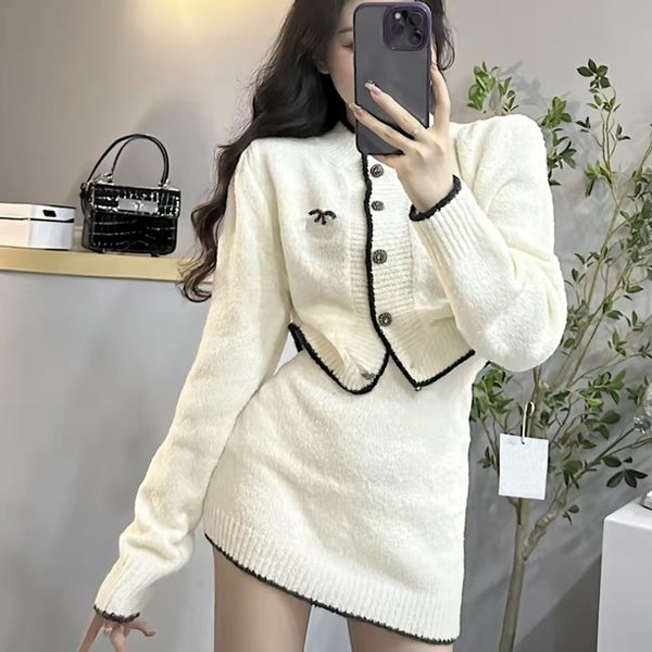 Outono e inverno moda de luxo terno doce para mulheres outono e inverno nova moda com redução de idade cardigã de malha + saia de quadril com pochete alta