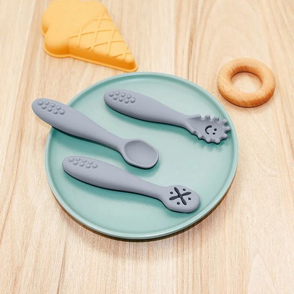 Cucchiaio per l'alimentazione del bambino Cucchiai per lo svezzamento in silicone di sicurezza per l'addestramento all'alimentazione del bambino Posate da masticare per bambini Set di 3