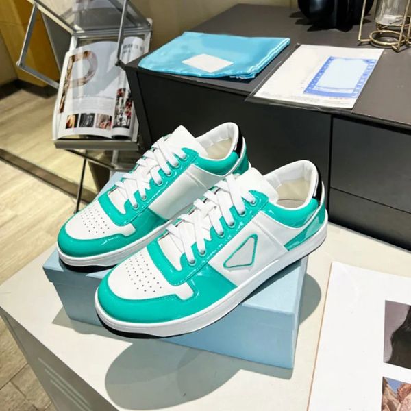 2023 New Man Designer's Designer Luxury Downtown Walk Scarpe autentico in pelle in gomma Sneaker Sneaker smaltata Triangle Metal Lace-Up Coppia in rilievo Scarpe.