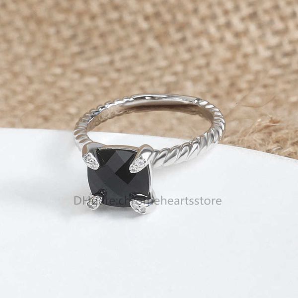 2024 Cz Designer-Schmuckringe 8 mm Cushion Cut Imitation Black Onyx Statement Ring für Frauen Stilvoller Chic 4 Zinken Twist Luxusschmuck Geschenk