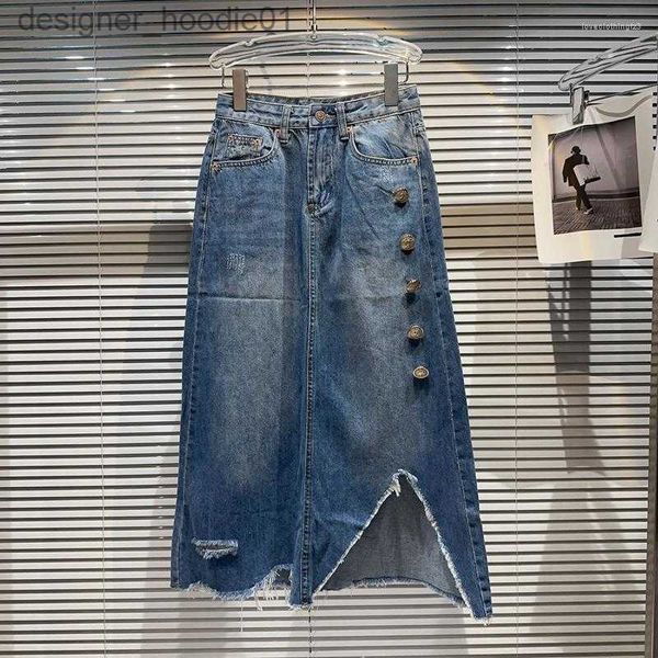 Etekler Etekler Hazırlık 2023 Yaz Varış Vintage Metal Düğmeleri Yırtık Delikler Mavi Denim Diz Uzunluğu Orta Düzensiz Etek Kadınlar 081 L230912