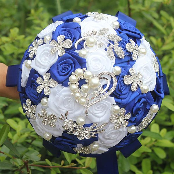 Royal Blue White Rose Fiori artificiali Bouquet da sposa Mano che tiene fiori Spilla con diamanti Bouquet da sposa in cristallo di perle W125-3240N