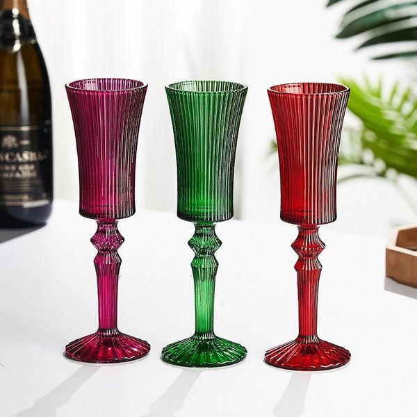 Copos de vinho coloridos europeus de 140ml, copos de água coloridos elegantes, copos de vidro colorido com haste em relevo, utensílios para bebidas românticas para festa de casamento