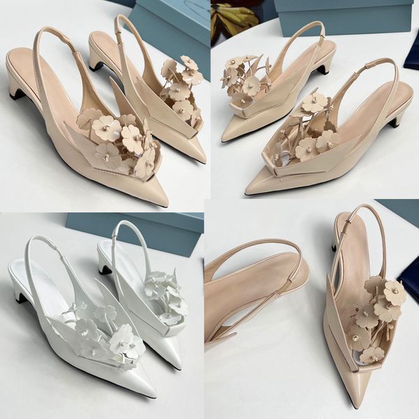 Sapatos slingback de couro escovado com apliques florais 1I317N A coleção outono inverno 2023 combina inovação estrutural com um caráter elegante que é típico