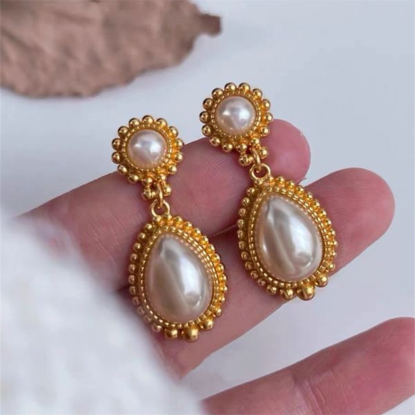 Orecchini di perle satinate in metallo vintage francese per accessori di gioielli con fascino di moda di lusso leggero di nicchia di design da donna