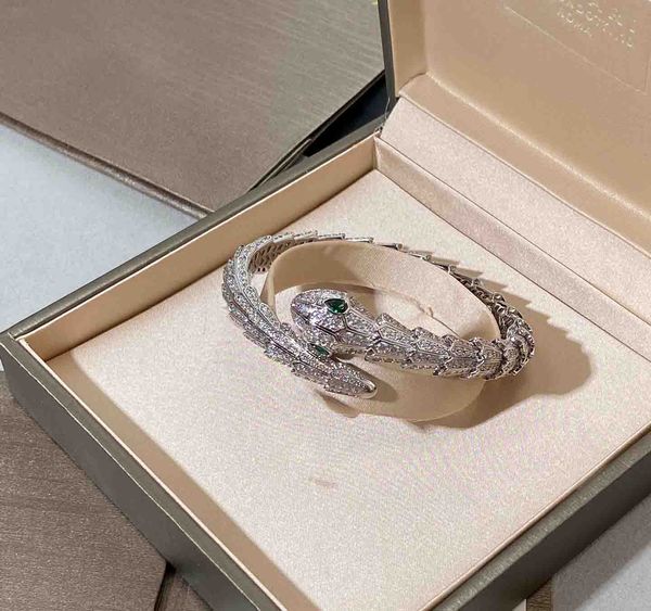 2023 Bracciale rigido aperto con ciondolo di qualità di lusso con forma di serpente con diamanti in colore verde placcato argento V placcato oro con timbro Scatola PS4472A