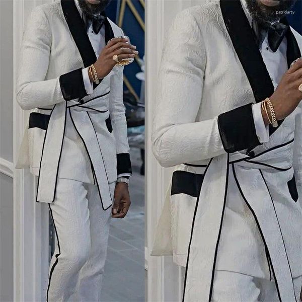 Мужские костюмы Костюм Homme Жаккардовый дизайн Полный мужской костюм с поясом Slim Fit 2 шт. Свадебный смокинг на заказ Блейзер для выпускного вечера Брюки Одежда