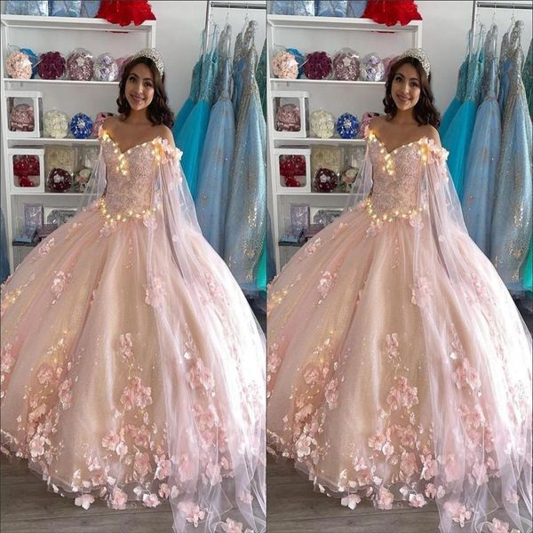 Romantisches errötendes Rosa besticktes Quinceanera-Kleid 2021 Ballkleid mit Cape-Robe 3D-Blumenblumen Perlen lang gerüscht Sweet 15 P302x