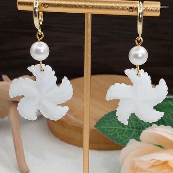 Boucles d'oreilles pendantes hawaïennes en nacre blanche naturelle sculptée avec de minuscules cerceaux en perles de coquillage